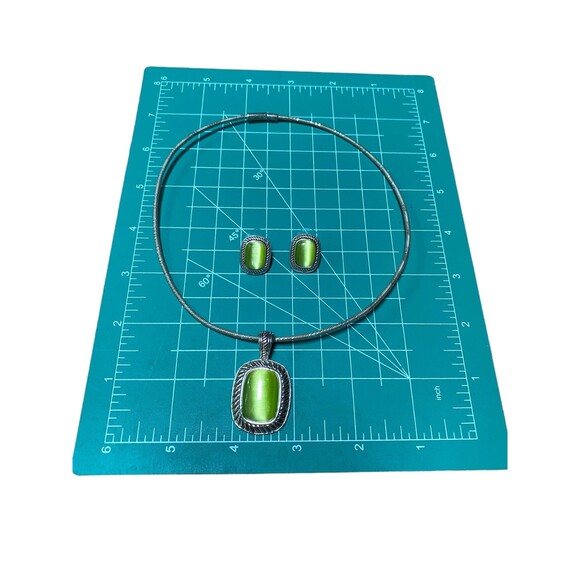 Vtg Lime Green cabochons Choker Necklace and earrings set Silvertone - Picture 4 of 12